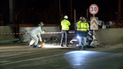 Tuzla’da otomobiliyle gişelere çarpan asistan doktor hayatını kaybetti
