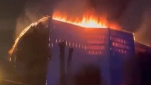 Üsküdar'da ahşap bina alev alev yandı