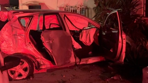 Üsküdar’da otomobil duvara çarptı: 1'i ağır 2 yaralı