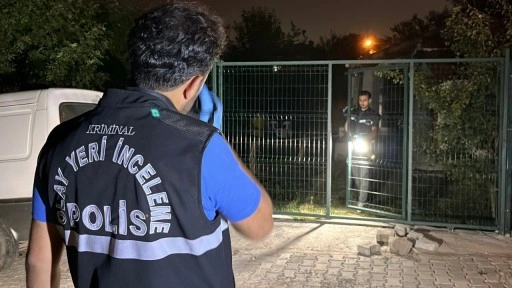 Üvey oğlunu göğsünden bıçakla yaraladı
