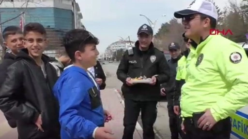 Van'da trafik polisi, çocuklara bayram şekeri dağıttı