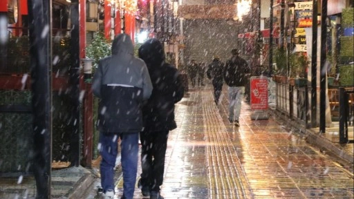 Van merkeze mevsimin ilk karı d&uuml;şt&uuml;