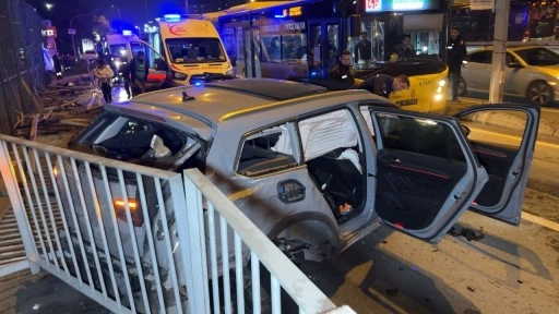 Yan yola uçan otomobil, bariyerleri parçalayarak yayalara çarptı!