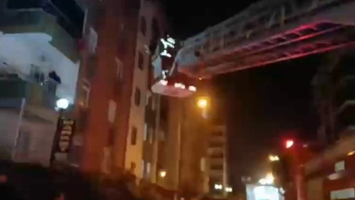 Yanan evin balkonunda mahsur kalan çocuk, kurtarıldı