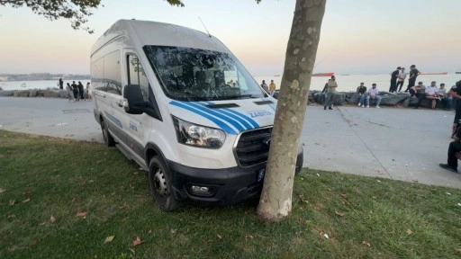 Yanındaki kadını darp etti, zabıta aracını alarak ağaca çarptı