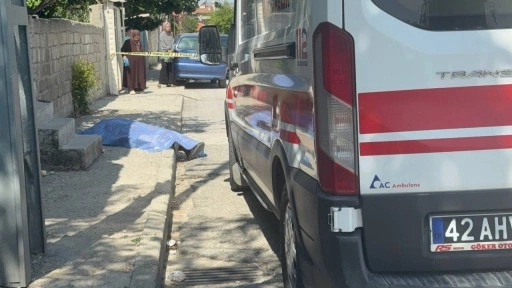 Yaşlı adamın cesedi kaldırımda bulundu