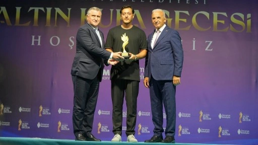 'Yılın spor insanı' eski futbolcu Mesut Özil seçildi