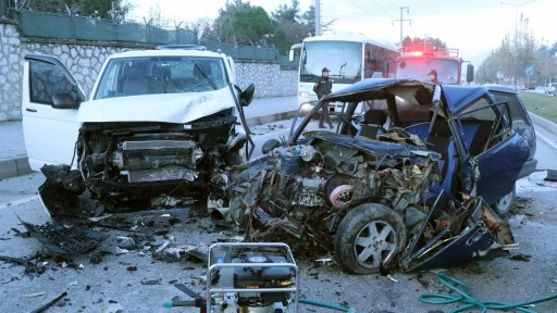 Yola çıkan kedi, kazaya neden oldu: 2 ölü, 3 yaralı