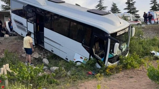 Yolcu otobüsü ile tur midibüsü çarpıştı: 28 yaralı