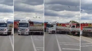 Yolcu treni, hemzemin geçitte TIR'a çarptı