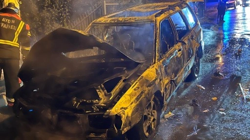Yolda kalıp, tekrar çalıştırılmak istenen otomobil alev aldı