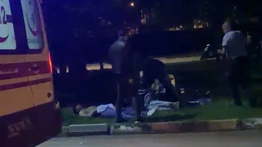 Yüzlerine lazer ışığı tutan şüphelileri uyaran 2 genç, bıçaklı saldırıya uğradı